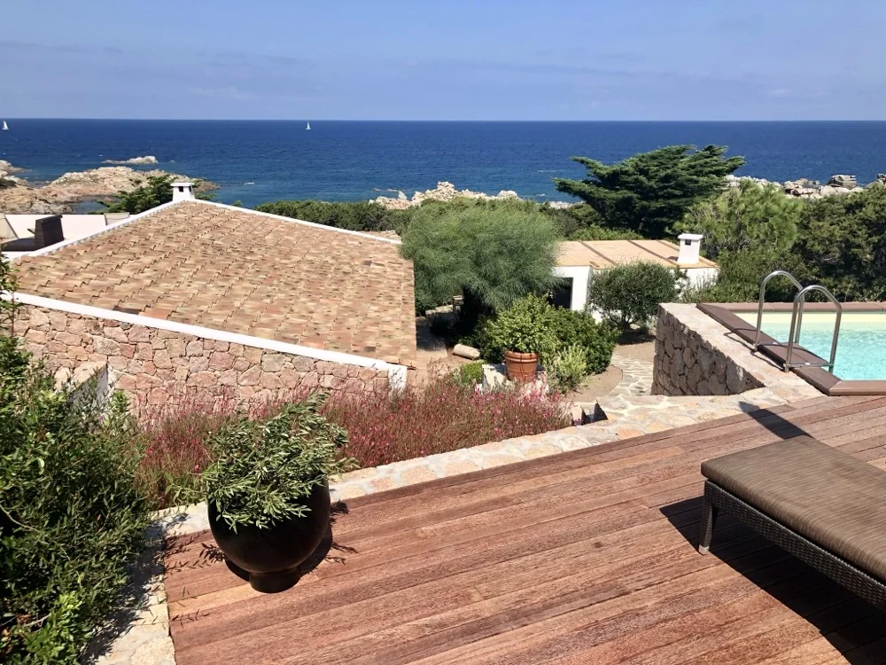 Sea-facing panorama over the roof, pool deck and coast